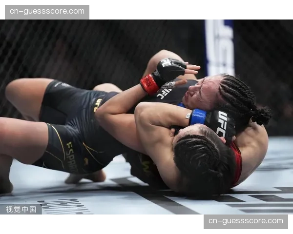 普罗哈兹卡裸绞降服安卡拉耶夫，赢得UFC 300联合主赛