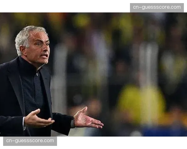 场边镜头：穆里尼奥抗议判罚，与第四官员激烈交流